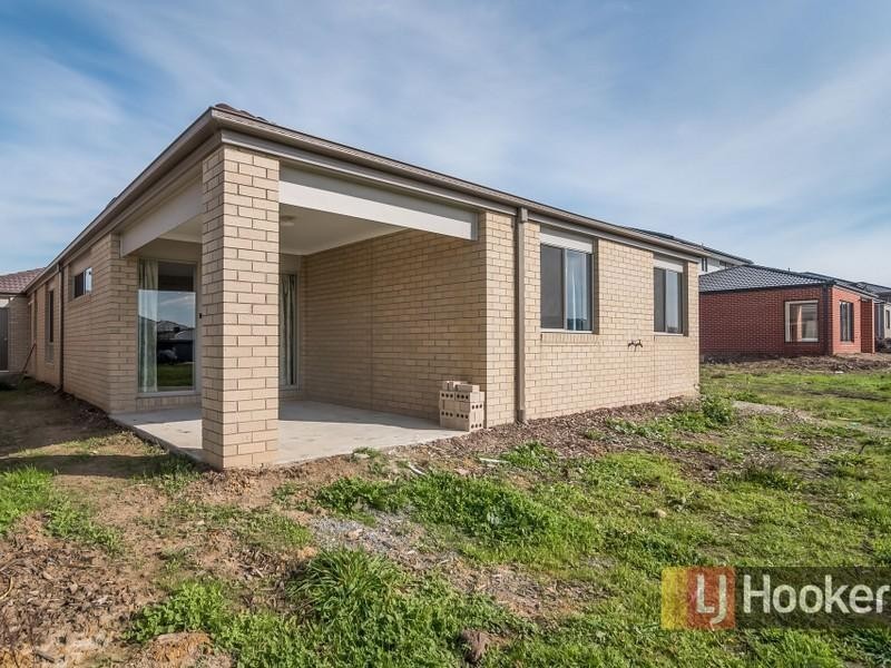 27 Cottongrass Avenue, Clyde North VIC 3978