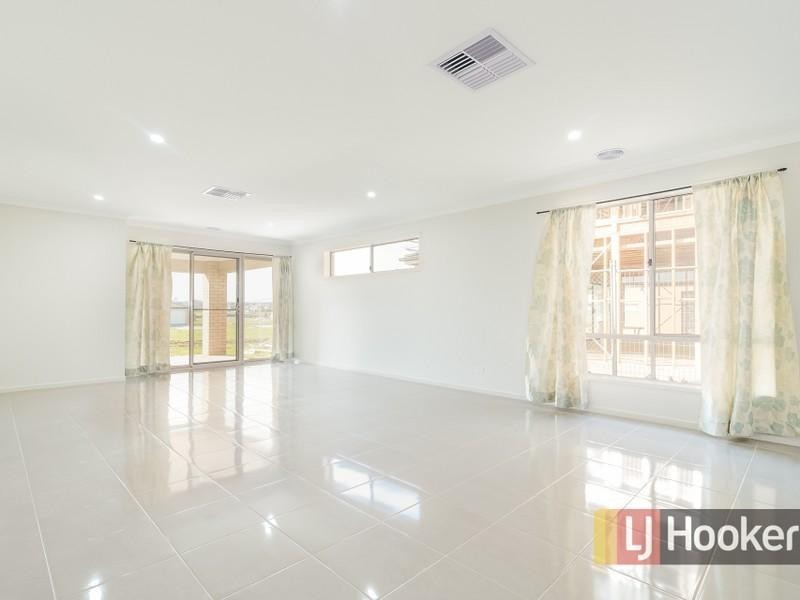 27 Cottongrass Avenue, Clyde North VIC 3978