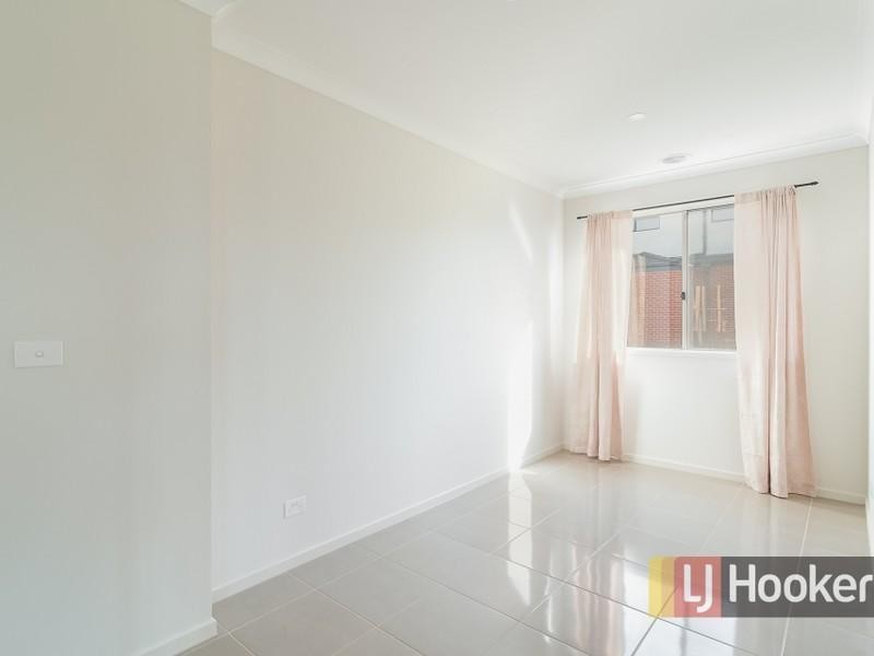 27 Cottongrass Avenue, Clyde North VIC 3978