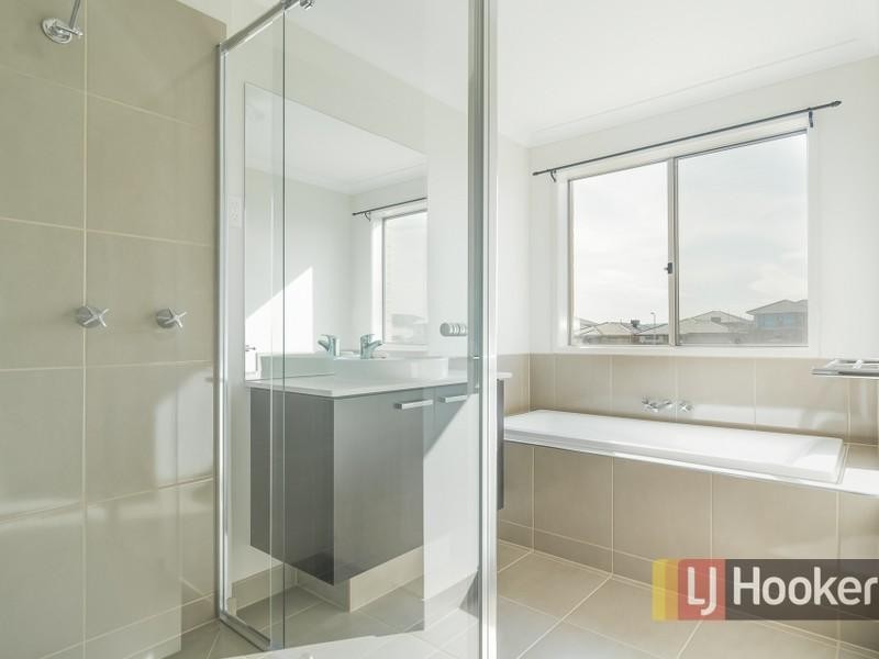 27 Cottongrass Avenue, Clyde North VIC 3978