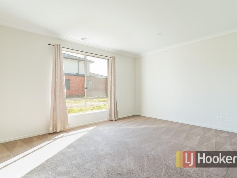 27 Cottongrass Avenue, Clyde North VIC 3978