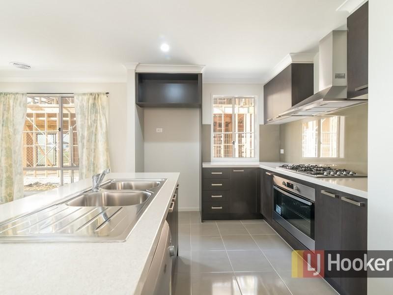 27 Cottongrass Avenue, Clyde North VIC 3978