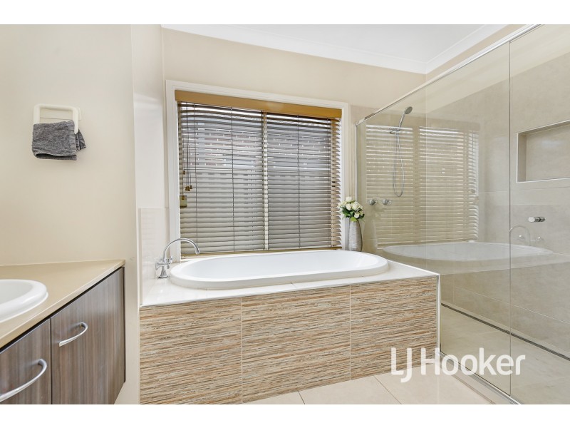 73 Prendergast Avenue, Cranbourne East VIC 3977