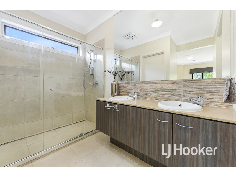 73 Prendergast Avenue, Cranbourne East VIC 3977