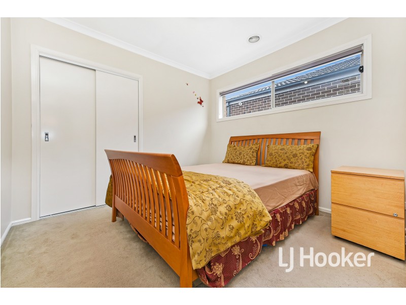 73 Prendergast Avenue, Cranbourne East VIC 3977