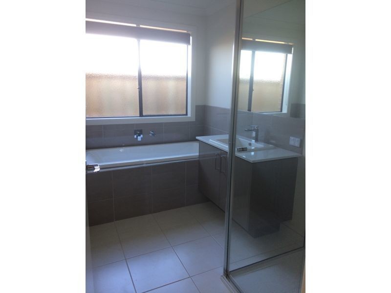 4 Gathering Street, Clyde VIC 3978