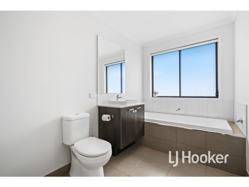 3 Swindale Way, Clyde North VIC 3978