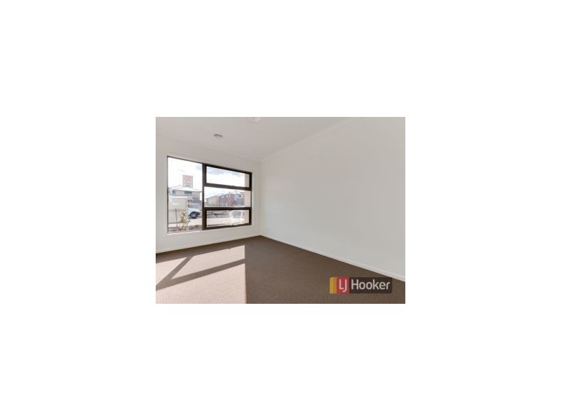 16 Kosciuszko Circuit, Clyde North VIC 3978