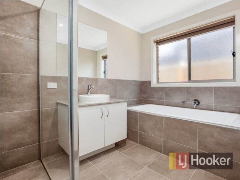 40 Barley Crescent, Clyde North VIC 3978