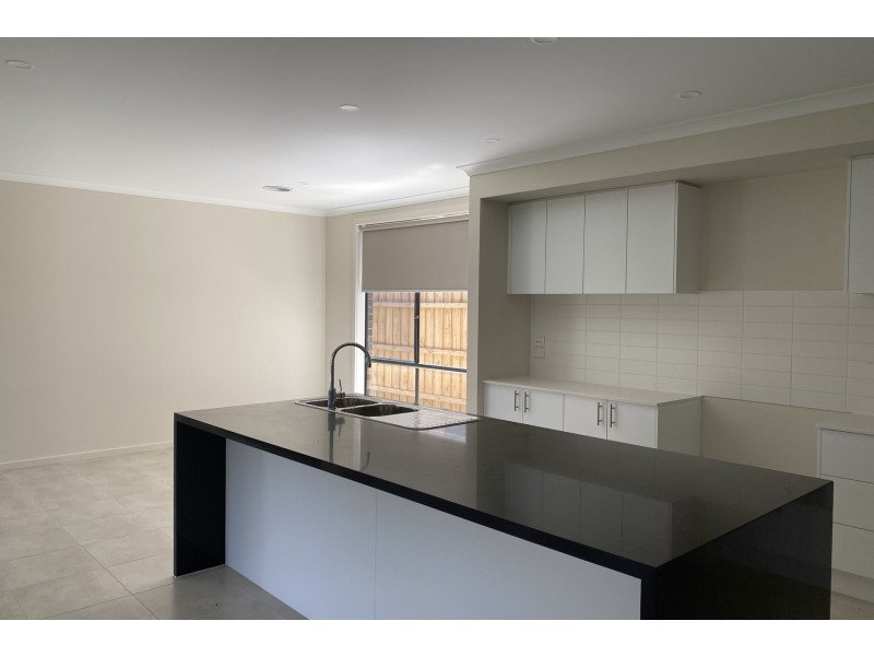 1 Camaro Drive, Cranbourne East VIC 3977