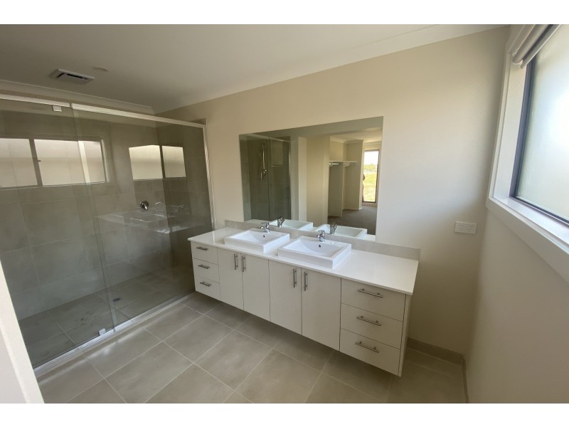 1 Camaro Drive, Cranbourne East VIC 3977