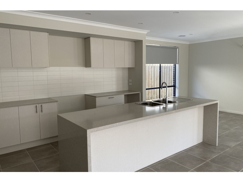 7 Camaro Drive, Cranbourne East VIC 3977
