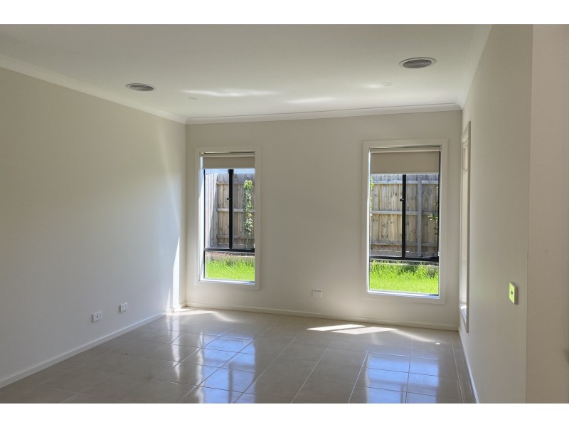 5 Camaro Drive, Cranbourne East VIC 3977