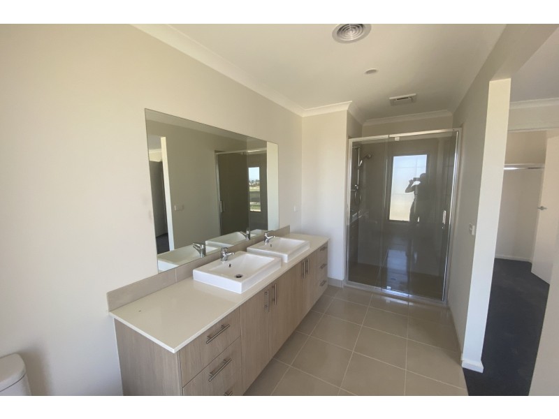 5 Camaro Drive, Cranbourne East VIC 3977