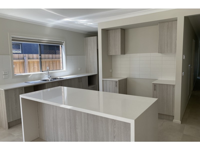 9 Camaro Drive, Cranbourne East VIC 3977