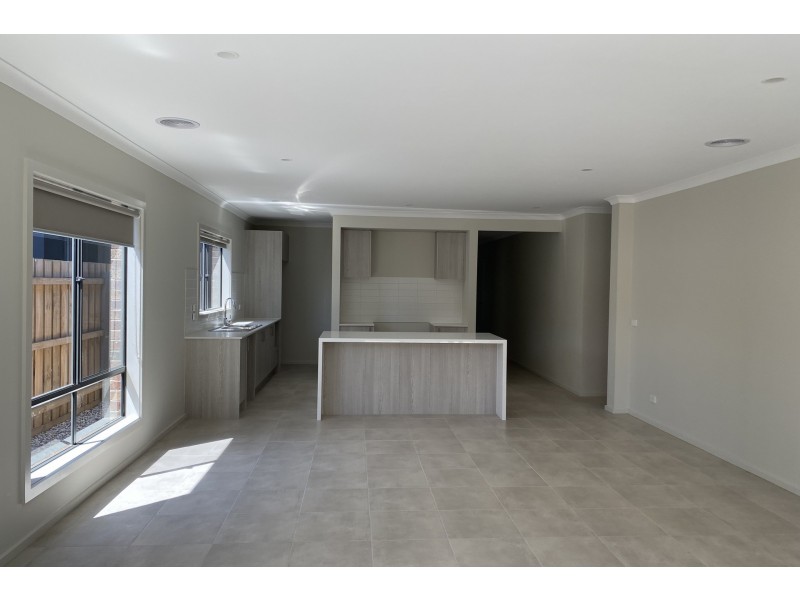 9 Camaro Drive, Cranbourne East VIC 3977