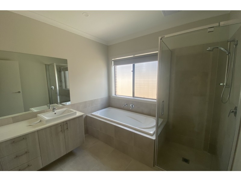 9 Camaro Drive, Cranbourne East VIC 3977