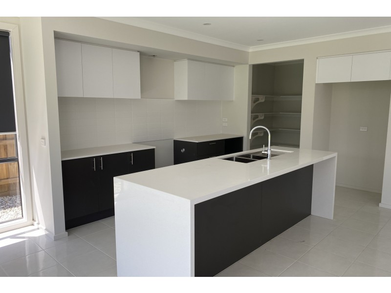 11 Camaro Drive, Cranbourne East VIC 3977