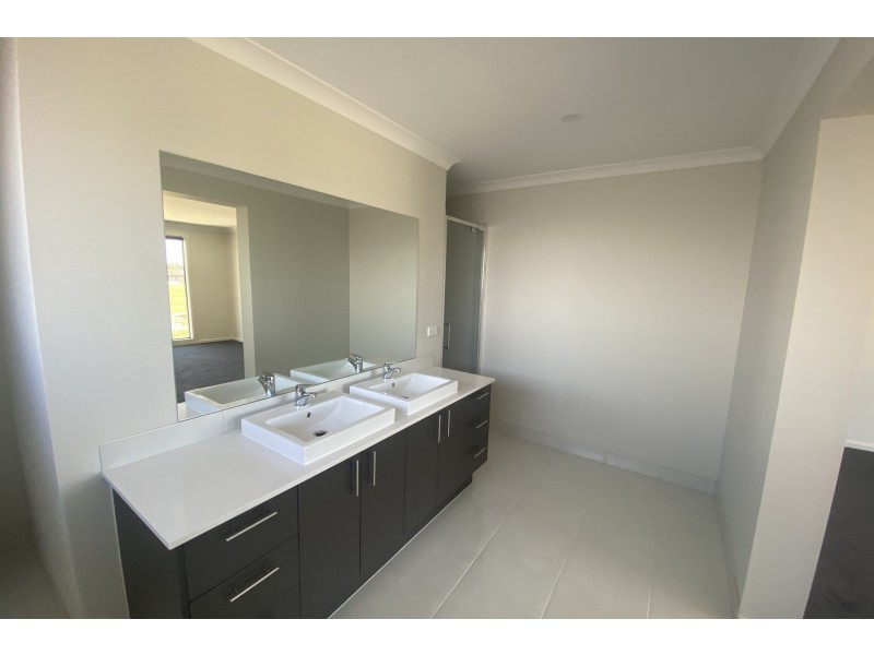 11 Camaro Drive, Cranbourne East VIC 3977