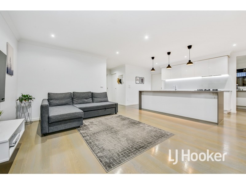 65 Thoroughbred Drive, Clyde North VIC 3978