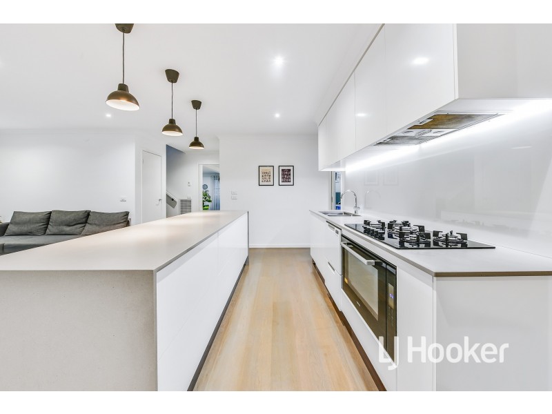 65 Thoroughbred Drive, Clyde North VIC 3978