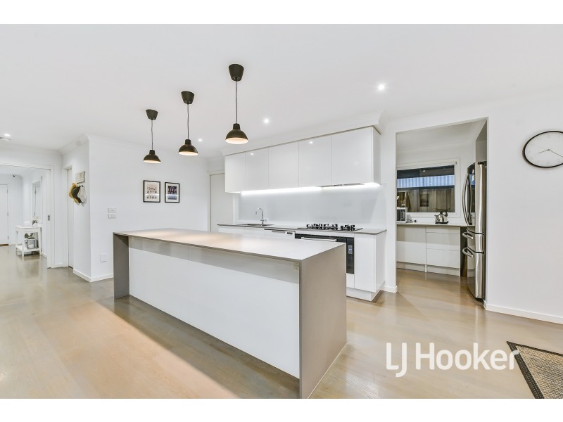 65 Thoroughbred Drive, Clyde North VIC 3978