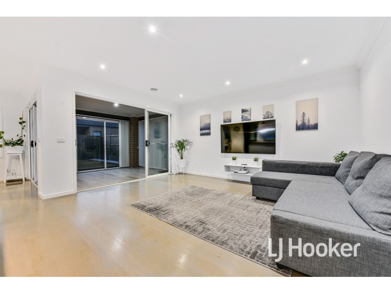 65 Thoroughbred Drive, Clyde North VIC 3978