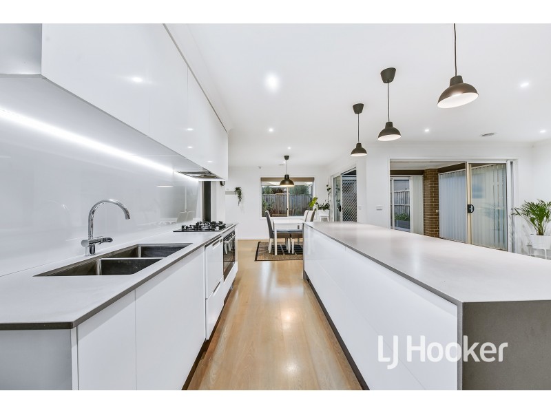 65 Thoroughbred Drive, Clyde North VIC 3978