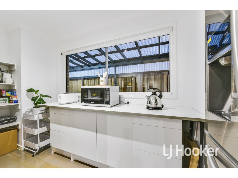 65 Thoroughbred Drive, Clyde North VIC 3978