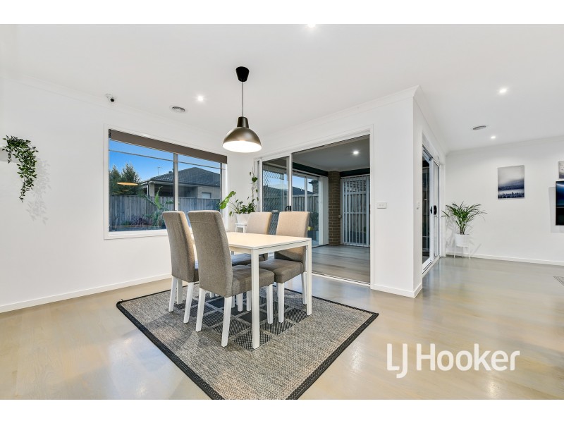 65 Thoroughbred Drive, Clyde North VIC 3978