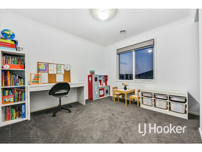 65 Thoroughbred Drive, Clyde North VIC 3978