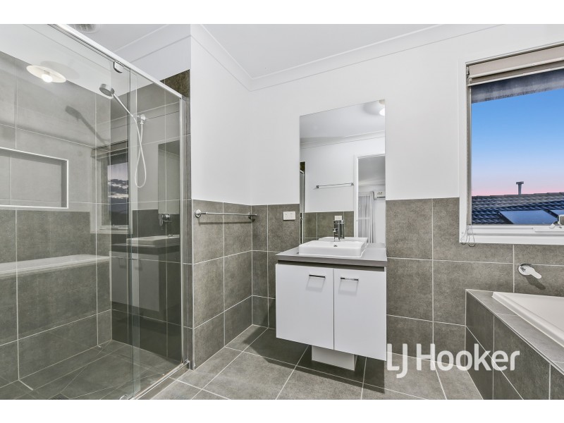 65 Thoroughbred Drive, Clyde North VIC 3978