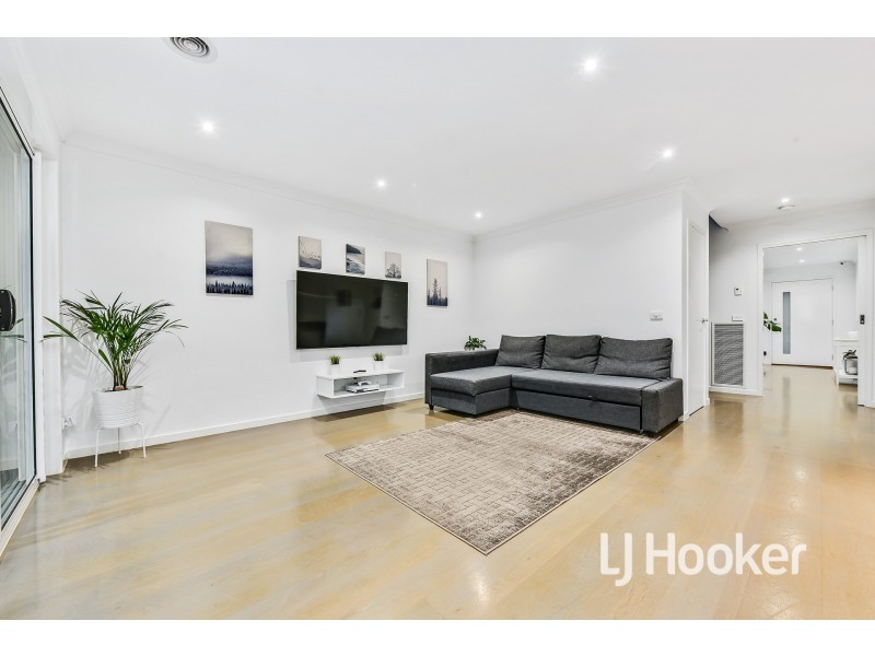 65 Thoroughbred Drive, Clyde North VIC 3978