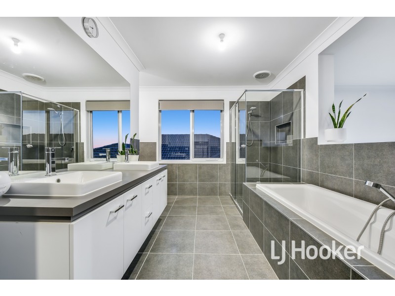 65 Thoroughbred Drive, Clyde North VIC 3978