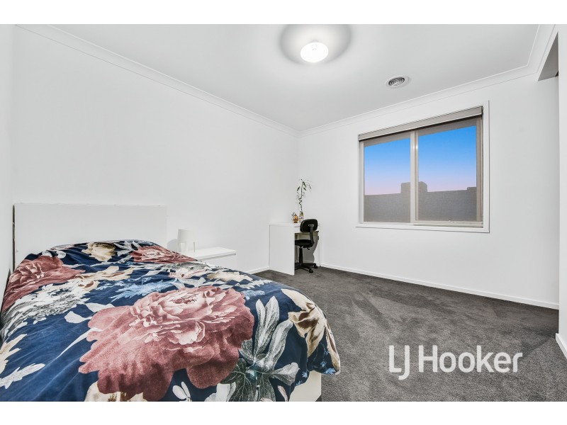 65 Thoroughbred Drive, Clyde North VIC 3978