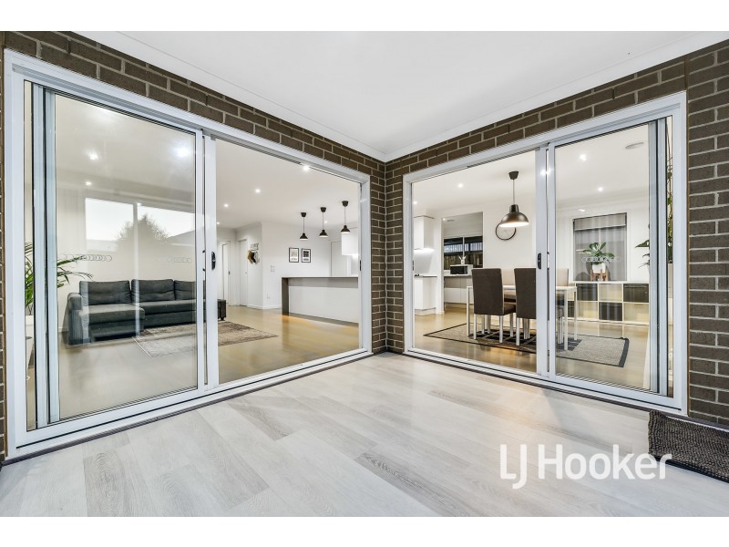 65 Thoroughbred Drive, Clyde North VIC 3978