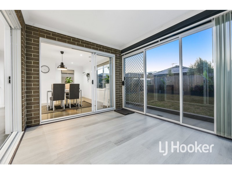 65 Thoroughbred Drive, Clyde North VIC 3978