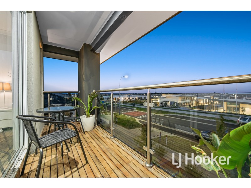 65 Thoroughbred Drive, Clyde North VIC 3978