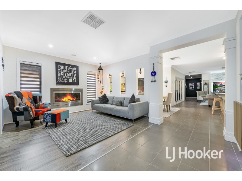 45 Von Nida Drive, Cranbourne North VIC 3977