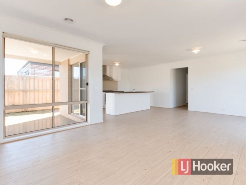 12 Loddon Place, Clyde North VIC 3978
