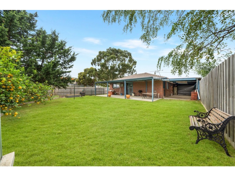 1 Caroline Crescent, Cranbourne West VIC 3977