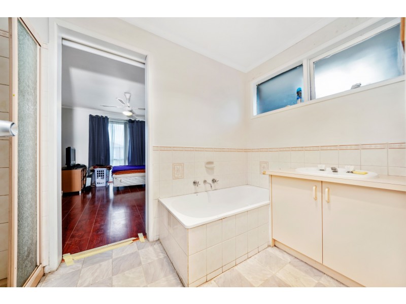 1 Caroline Crescent, Cranbourne West VIC 3977