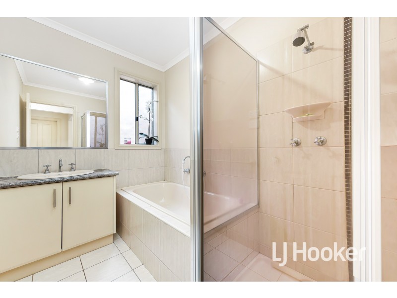 16 Domino Way, Hampton Park VIC 3976