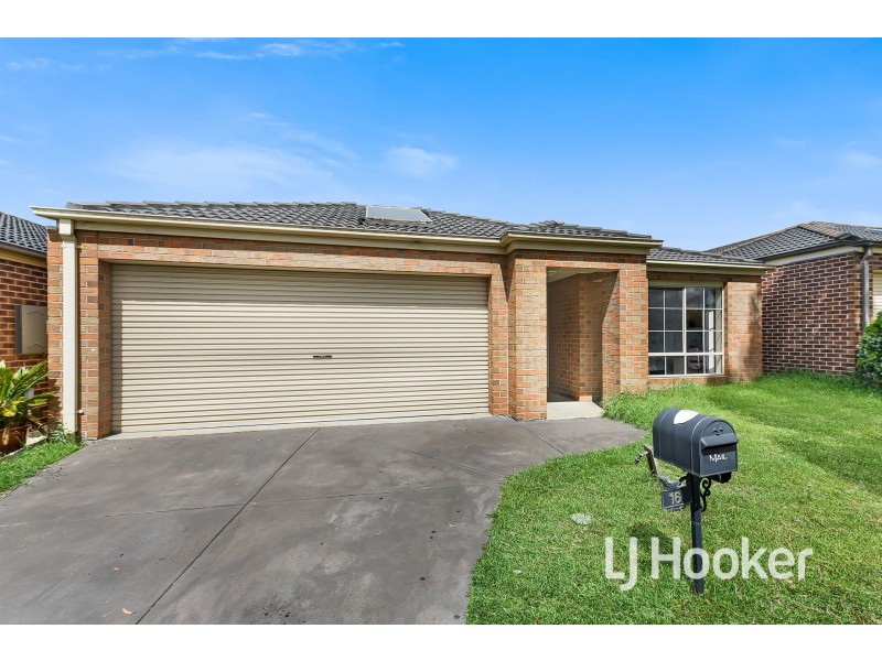 16 Domino Way, Hampton Park VIC 3976