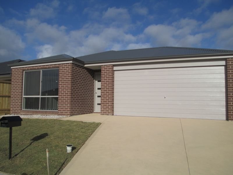 60 Mickleham Drive, Cranbourne North VIC 3977