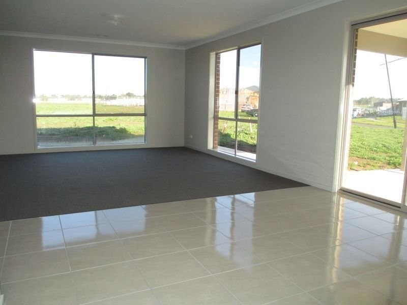 60 Mickleham Drive, Cranbourne North VIC 3977