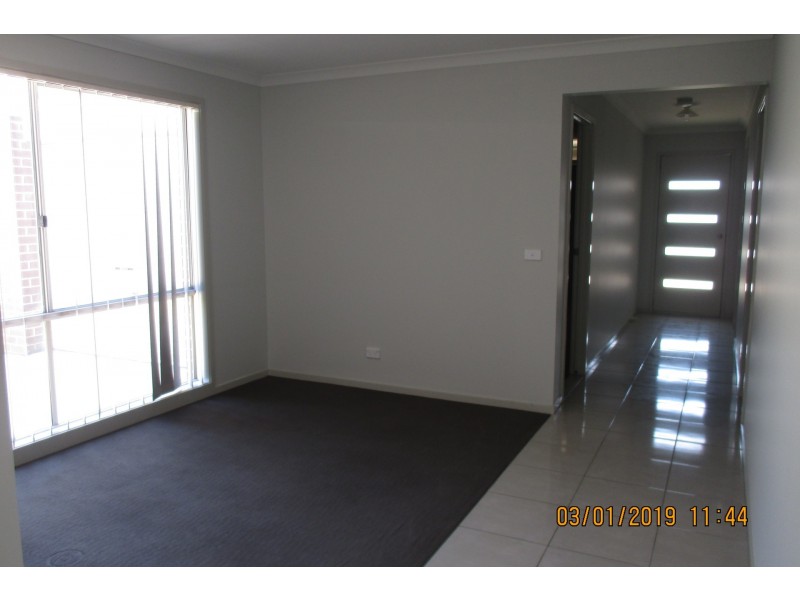 60 Mickleham Drive, Cranbourne North VIC 3977