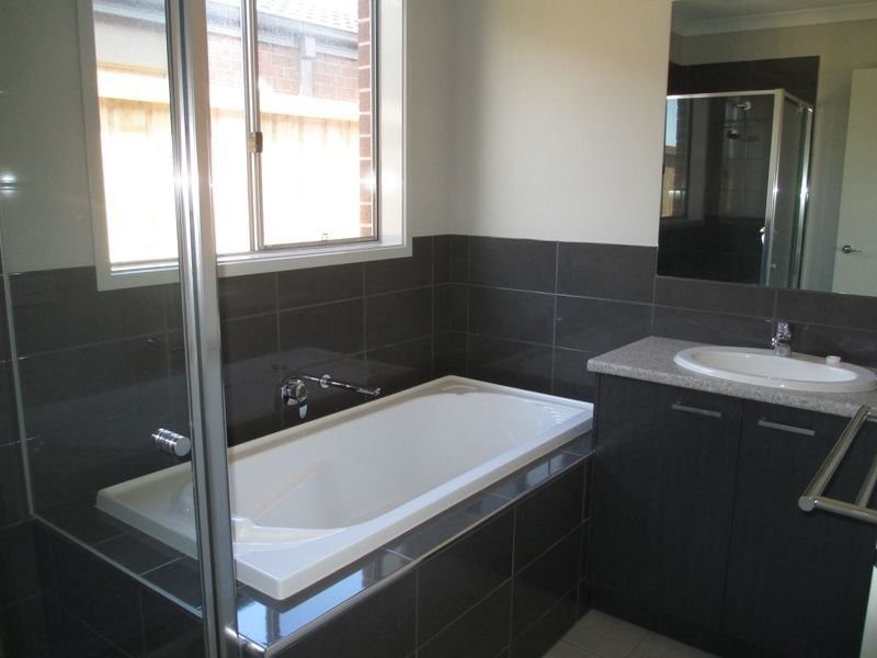 60 Mickleham Drive, Cranbourne North VIC 3977