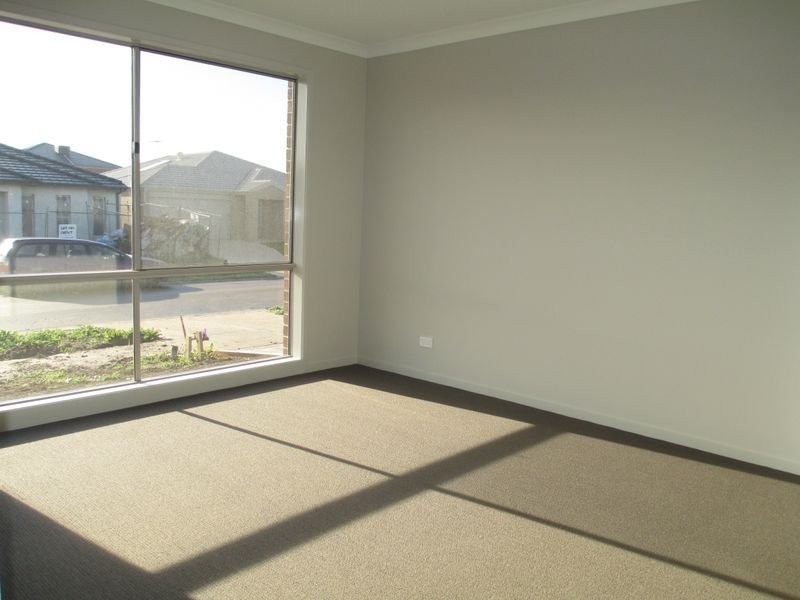 60 Mickleham Drive, Cranbourne North VIC 3977