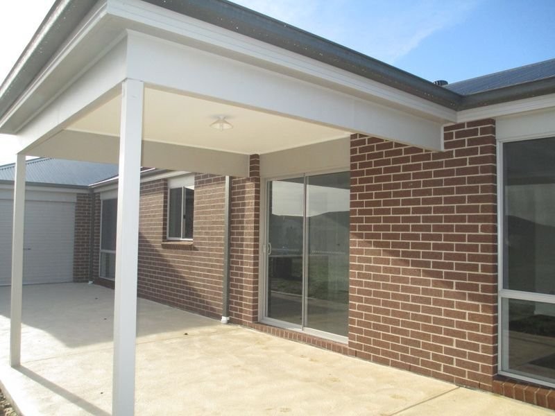 60 Mickleham Drive, Cranbourne North VIC 3977